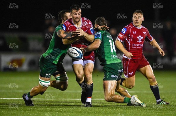 211022 - Connacht v Scarlets - BKT United Rugby Championship - Ryan Conbeer of Scarlets is tackled by Conor Oliver, left, and John Porch of Connacht