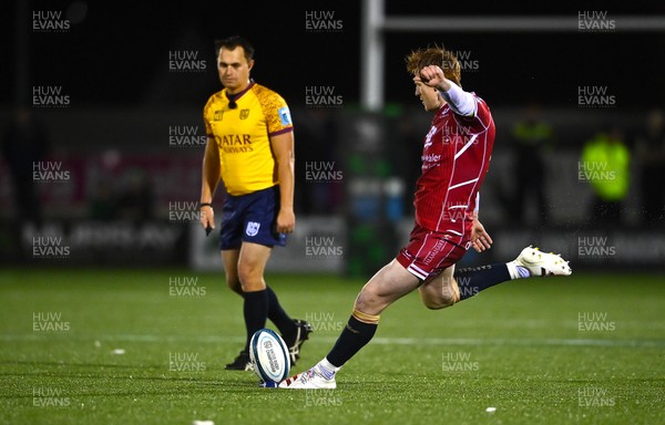 211022 - Connacht v Scarlets - BKT United Rugby Championship - Rhys Patchell of Scarlets kicks a penalty