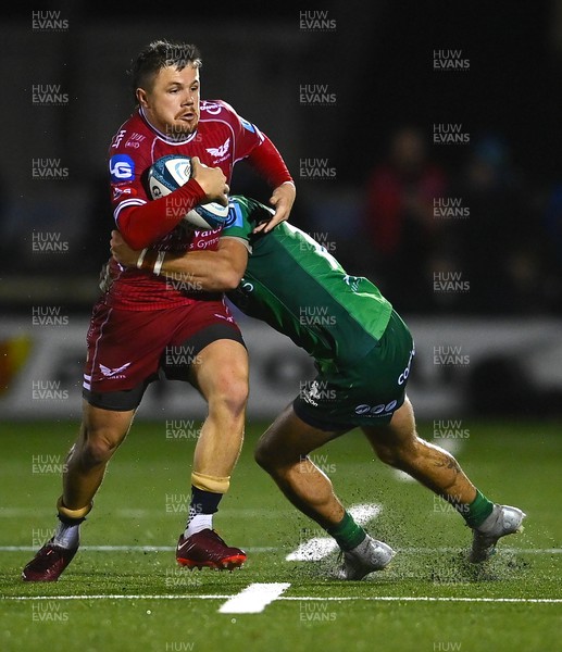 211022 - Connacht v Scarlets - BKT United Rugby Championship - Steff Evans of Scarlets is tackled by John Porch of Connacht