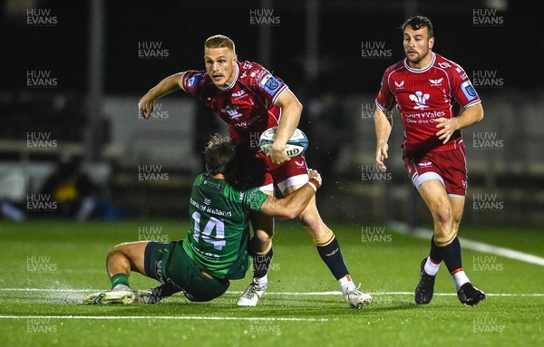 211022 - Connacht v Scarlets - BKT United Rugby Championship - Johnny McNicholl of Scarlets is tackled by John Porch of Connacht
