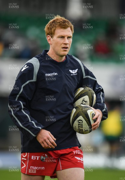 220918 - Connacht v Scarlets - Guinness PRO14 -  Rhys Patchell of Scarlets warms up 