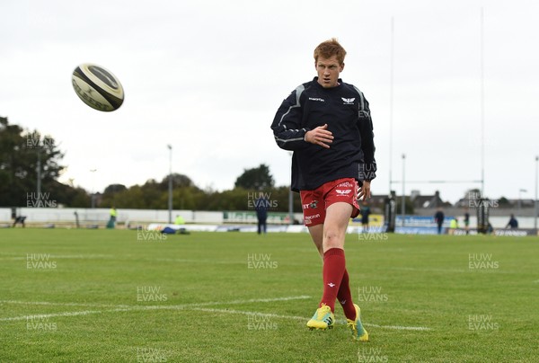220918 - Connacht v Scarlets - Guinness PRO14 -  Rhys Patchell of Scarlets warms up