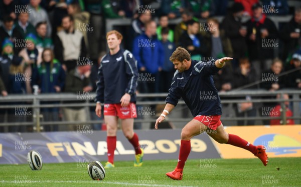 220918 - Connacht v Scarlets - Guinness PRO14 -  Leigh Halfpenny, right, and Rhys Patchell of Scarlets warm up