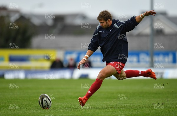 220918 - Connacht v Scarlets - Guinness PRO14 -  Leigh Halfpenny of Scarlets warms up 