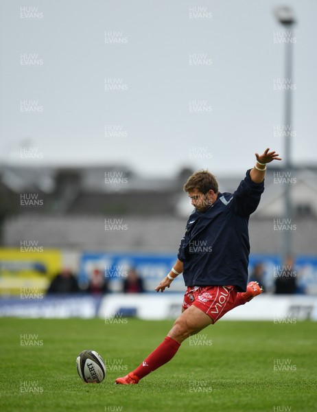 220918 - Connacht v Scarlets - Guinness PRO14 -  Leigh Halfpenny of Scarlets warms up 