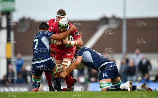 220918 - Connacht v Scarlets - Guinness PRO14 -  Jake Ball of Scarlets is tackled by Jarrad Butler, left and Quinn Roux of Connacht 