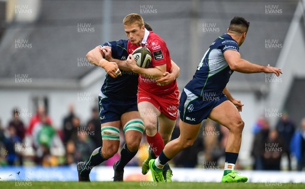 220918 - Connacht v Scarlets - Guinness PRO14 -  Johnny McNicholl of Scarlets in action against Robin Copeland, left, and Cian Kelleher of Connacht 