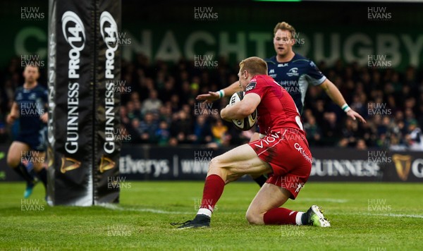 220918 - Connacht v Scarlets - Guinness PRO14 -  Johnny McNicholl of Scarlets goes over to score his side's first try
