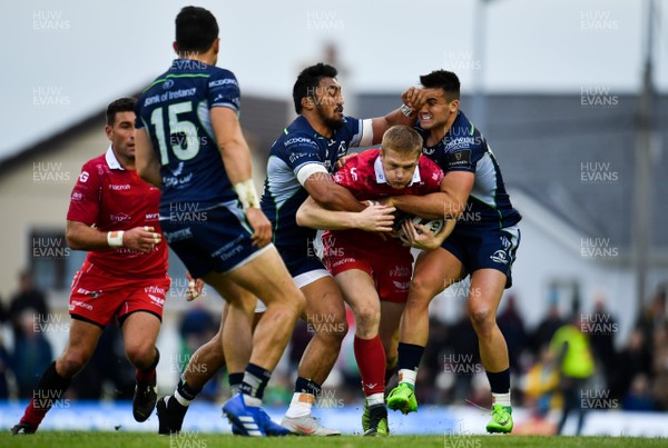 220918 - Connacht v Scarlets - Guinness PRO14 -  Johnny McNicholl of Scarlets is tackled by Bundee Aki, centre, and Cian Kelleher of Connacht 