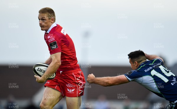 220918 - Connacht v Scarlets - Guinness PRO14 -  Johnny McNicholl of Scarlets breaks the tackle of Cian Kelleher of Connacht on his way to scoring his sides first try 
