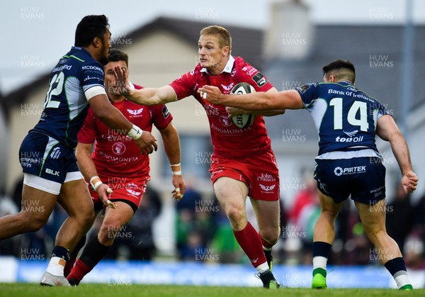 220918 - Connacht v Scarlets - Guinness PRO14 -  Johnny McNicholl of Scarlets is tackled by Bundee Aki, centre, and Cian Kelleher of Connacht 