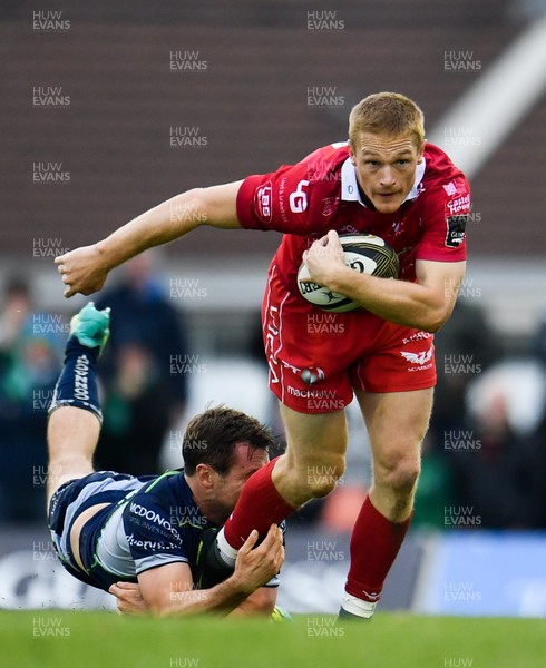 220918 - Connacht v Scarlets - Guinness PRO14 -  Johnny McNicholl of Scarlets is tackled by Jack Carty of Connacht