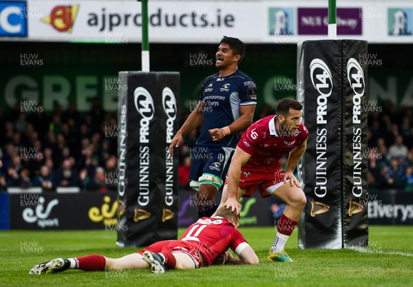 220918 - Connacht v Scarlets - Guinness PRO14 -  Johnny McNicholl of Scarlets, left, celebrates after scoring his side's first try with teammate Gareth Davies 