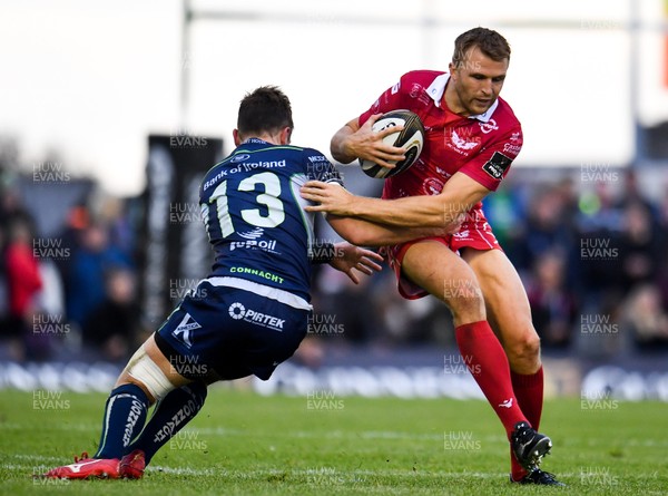 220918 - Connacht v Scarlets - Guinness PRO14 -  Tom Prydie of Scarlets is tackled by Tom Farrell of Connacht 