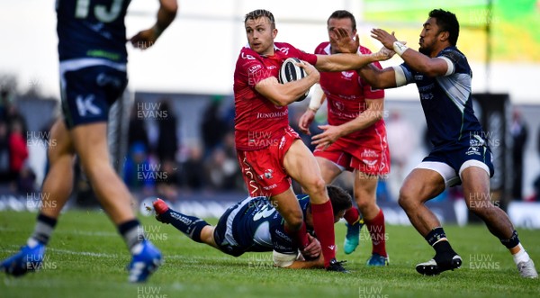 220918 - Connacht v Scarlets - Guinness PRO14 -  Tom Prydie of Scarlets is tackled by Tom Farrell, centre, and Bundee Aki  of Connacht 