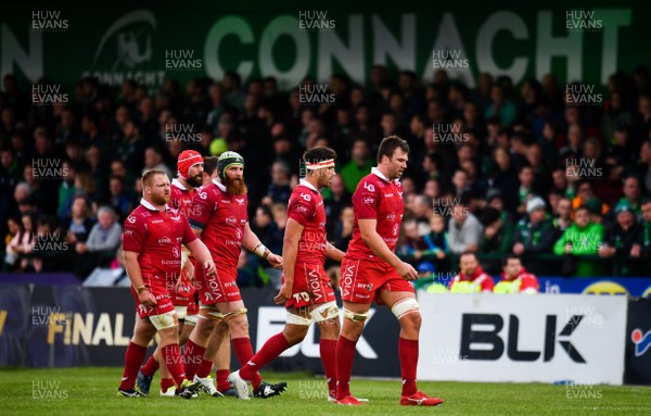 220918 - Connacht v Scarlets - Guinness PRO14 -  Scarlets players leave the field at half time 