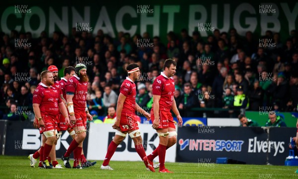220918 - Connacht v Scarlets - Guinness PRO14 -  Scarlets players leave the field at half time 