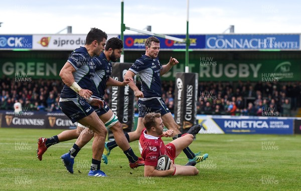 220918 - Connacht v Scarlets - Guinness PRO14 -  Tom Prydie of Scarlets goes over to score his side's second try 