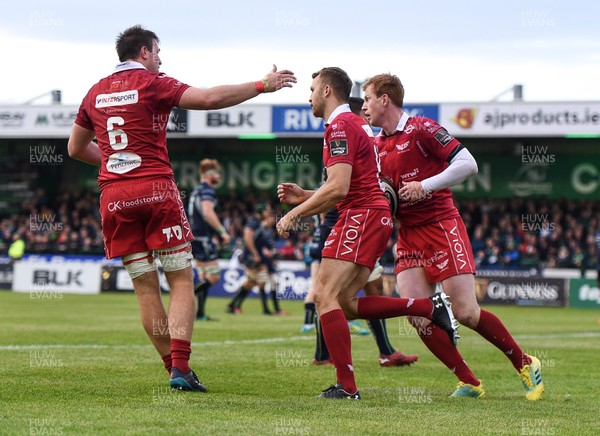 220918 - Connacht v Scarlets - Guinness PRO14 -  Tom Prydie of Scarlets celebrates after scoring his side's second try with Ed Kennedy, left, and Rhys Patchell 