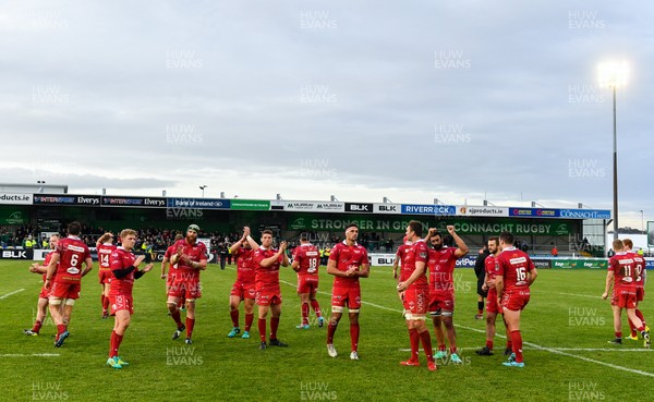 220918 - Connacht v Scarlets - Guinness PRO14 -  Scarlets players acknowledge the travelling supporters