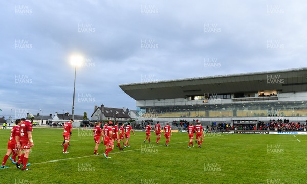220918 - Connacht v Scarlets - Guinness PRO14 -  Scarlets players make their way to the dressing room 