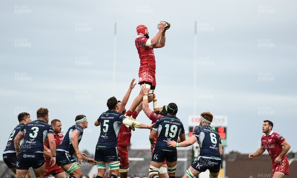 220918 - Connacht v Scarlets - Guinness PRO14 -  Blade Thomson of Scarlets wins a line out 