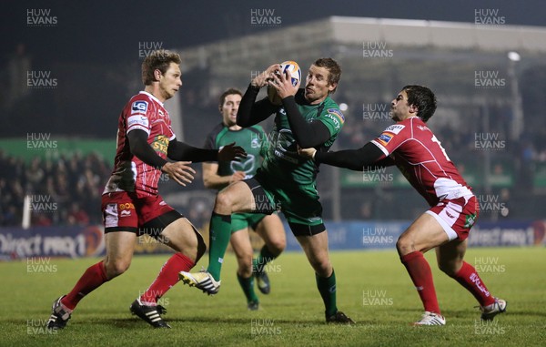 231113 Connacht v Scarlets…Scarlets's Nic Reynolds and Gareth Owen with Gavin Duffy of Connacht(c) Huw Evans, Cardiff