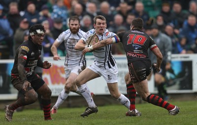 060414 - Cornish Pirates v Pontypridd, British and Irish Cup Quarter Final - Pontypridd's Lewis Williams looks to hold off Pirates' Kieran Hallett