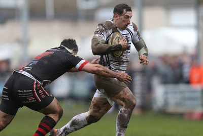 060414 - Cornish Pirates v Pontypridd, British and Irish Cup Quarter Final - Pontypridd's Dafydd Lockyer looks for support as Pirates' Ben Prescott tackles