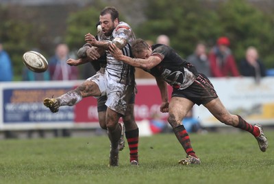 060414 - Cornish Pirates v Pontypridd, British and Irish Cup Quarter Final - Pontypridd's Simon Humberstone kicks the ball ahead