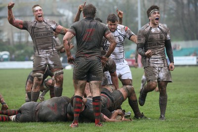 060414 - Cornish Pirates v Pontypridd, British and Irish Cup Quarter Final - Pontypridd players celebrate as Liam Belcher scores try
