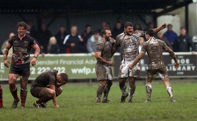 060414 - Cornish Pirates v Pontypridd, British and Irish Cup Quarter Final - Pontypridd celebrate at the final whistle