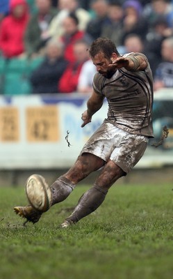 060414 - Cornish Pirates v Pontypridd, British and Irish Cup Quarter Final - Pontypridd's Simon Humberstone kicks the winning penalty