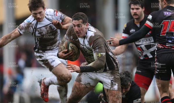 060414 - Cornish Pirates v Pontypridd, British and Irish Cup Quarter Final - Pontypridd's Dafydd Lockyer looks for support as Pirates' Ben Prescott tackles