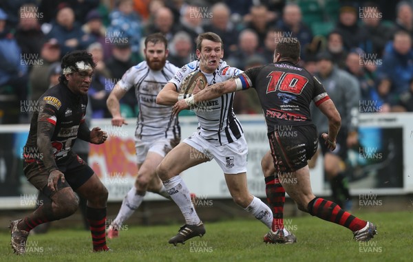 060414 - Cornish Pirates v Pontypridd, British and Irish Cup Quarter Final - Pontypridd's Lewis Williams looks to hold off Pirates' Kieran Hallett