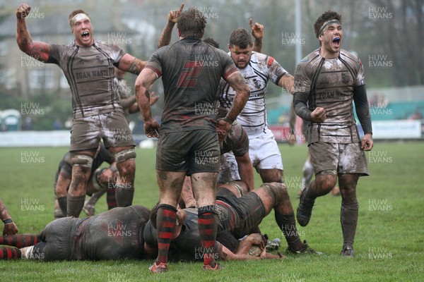 060414 - Cornish Pirates v Pontypridd, British and Irish Cup Quarter Final - Pontypridd players celebrate as Liam Belcher scores try