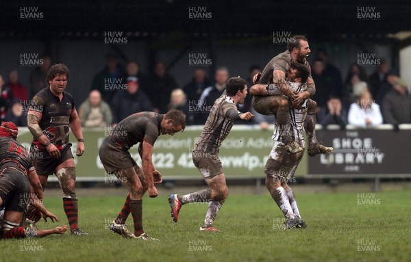 060414 - Cornish Pirates v Pontypridd, British and Irish Cup Quarter Final - Pontypridd celebrate at the final whistle