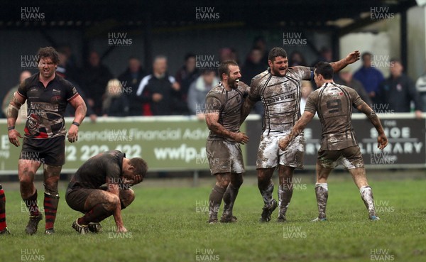 060414 - Cornish Pirates v Pontypridd, British and Irish Cup Quarter Final - Pontypridd celebrate at the final whistle