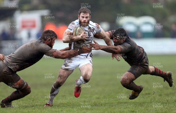 060414 - Cornish Pirates v Pontypridd, British and Irish Cup Quarter Final - Pontypridd's Geraint Walsh gets between Pirates' Darren Barry and Pirates' Ben Prescott