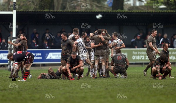 060414 - Cornish Pirates v Pontypridd, British and Irish Cup Quarter Final - Pontypridd celebrate as the Pirates take in the loss