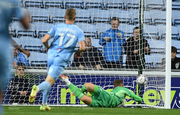 150921 - Coventry City v Cardiff City - EFL SkyBet Championship - Viktor Gyokeres of Coventry City scores goal