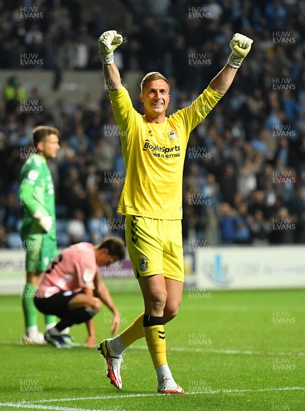 150921 - Coventry City v Cardiff City - EFL SkyBet Championship - Simon Moore of Coventry City celebrates at the final whistle