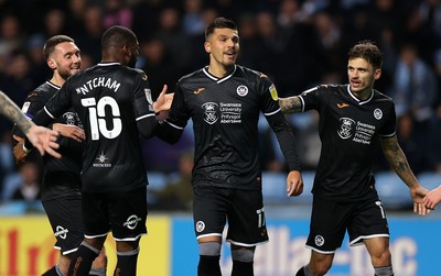 021121 - Coventry City v Swansea City - SkyBet Championship - Joel Piroe of Swansea City celebrates scoring a goal with team mates