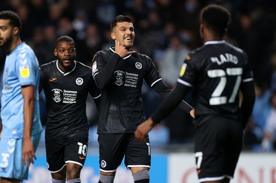 021121 - Coventry City v Swansea City - SkyBet Championship - Joel Piroe of Swansea City celebrates scoring a goal with team mates