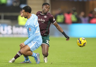 261225 - Coventry City v Swansea City - Sky Bet Championship - Zeidane Inoussa of Swansea and Milan van Ewijk of Coventry
