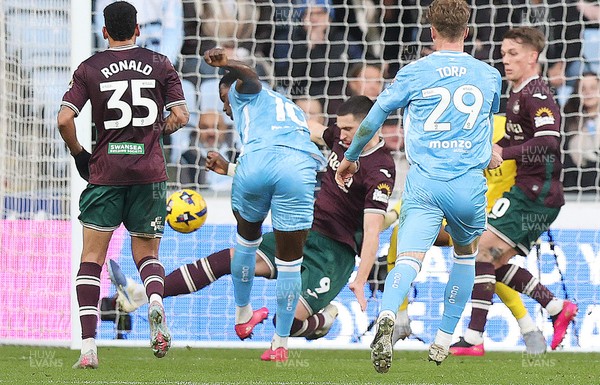 261225 - Coventry City v Swansea City - Sky Bet Championship - Ephron Mason-Clark of Coventry scores the 1st goal of the match