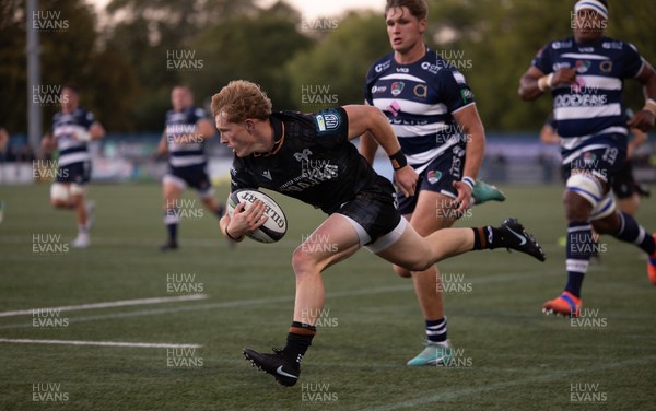 040926 - Coventry RFC v Ospreys, Pre-season Friendly - Harri Houston of Ospreys dives in to score try