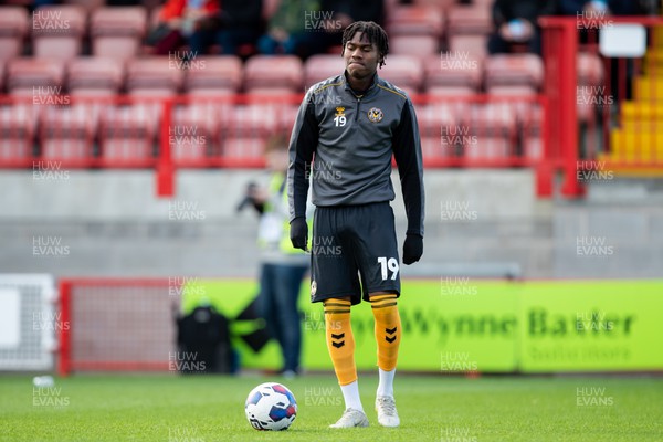 151022 - Crawley Town v Newport County - Sky Bet League 2 - Dom Telford of Newport County warms up