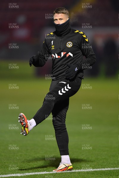 231121 - Crawley Town v Newport County - Sky Bet League 2 - Scot Bennett of Newport County during the pre-match warm-up 