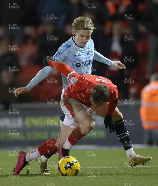 101225 - Crewe Alexandra v Newport County - Sky Bet League 2 - Sammy Braybrooke of Newport tangles with Tommi O'Riley of Crewe